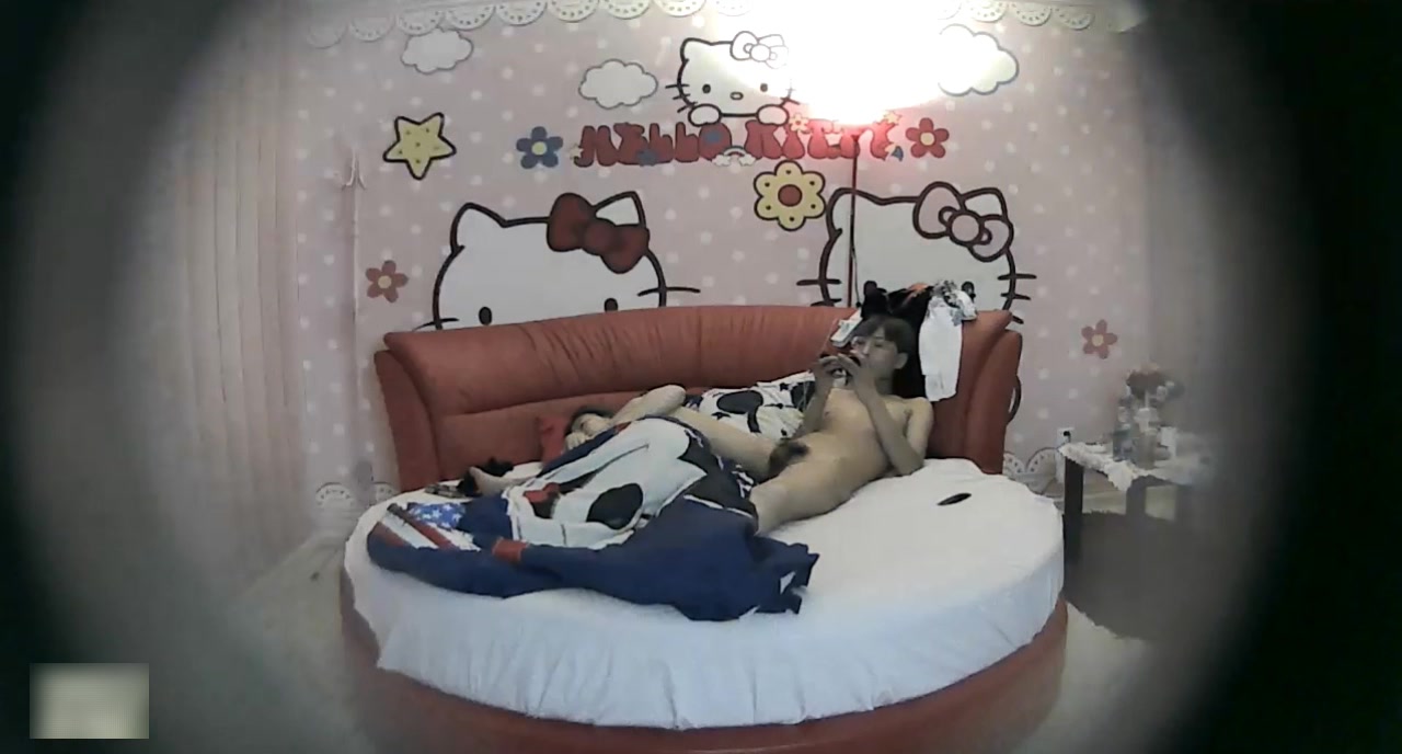 院校附近主题店年轻大学生情侣开房造爱四眼男艳福不浅长发漂亮女友钟爱他的肉棒摆弄舔硬起身啪啪啪大战