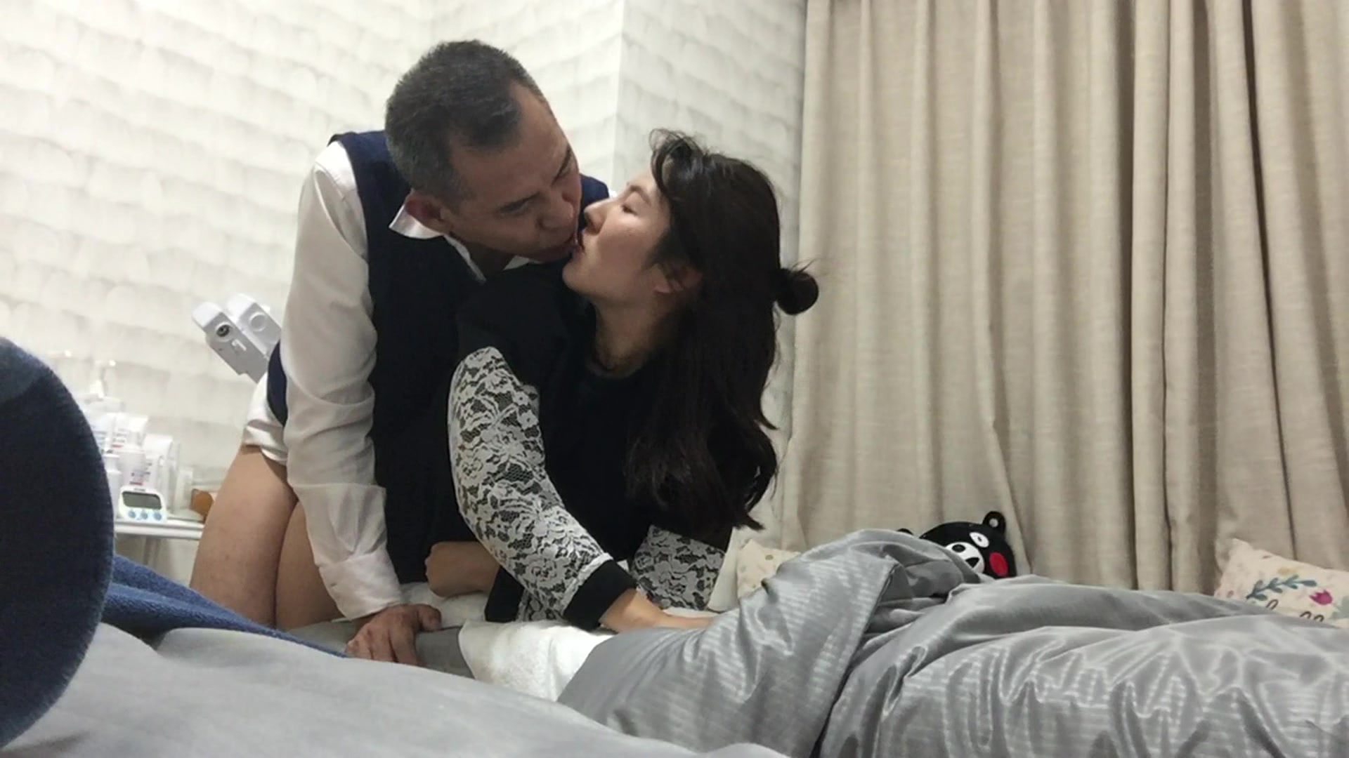 公公宝刀未老与岛国范儿媳偷情操炮 无套后入不停怼操 完美露脸 国语对白