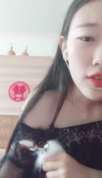 长相清纯的漂亮妹子直播，好像刚结婚，极品粉木耳一看性经历就少，她老公有福了